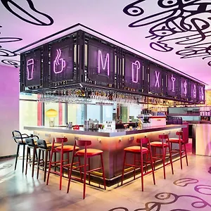 Moxy Myeongdong Otel